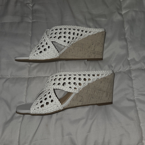 Donald J. Pliner White Women's Shoes - Picture 3 of 7